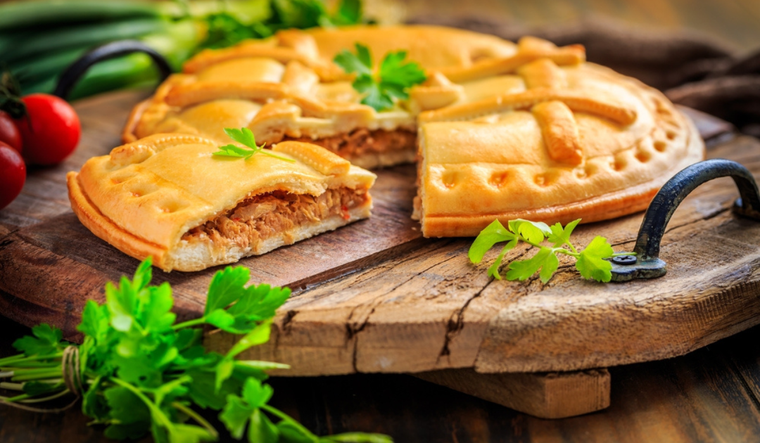 Tarta de atún rellena, jugosa y lista para compartir Foto: Shutterstock