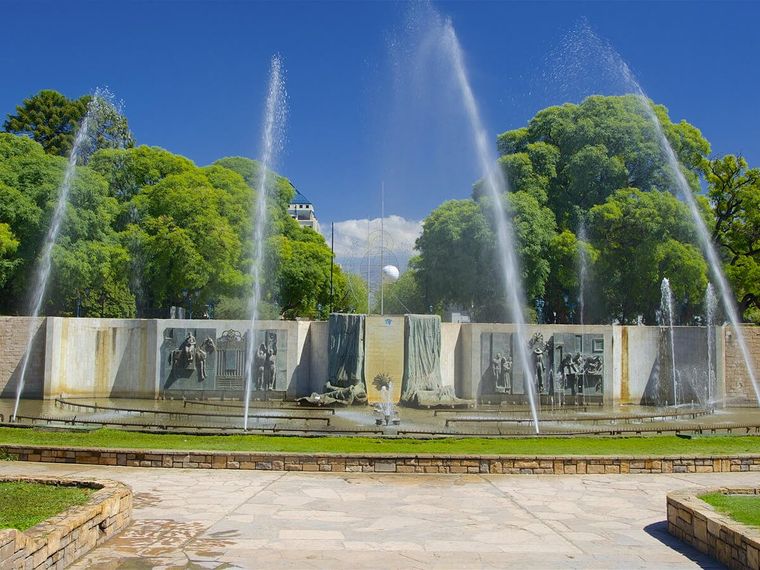 La Plaza Independencia concentra a turistas y vecinos en verano en Mendoza. La Plaza Independencia concentra a turistas y vecinos en verano en Mendoza.