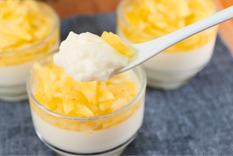 te resolvemos que postre preparar en verano: panna cotta con anana ¡te encantara!