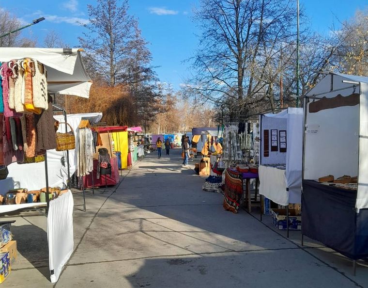 “Está foto sacó mi amiga Pipí, artesana de El Bolsón. No hay ni un solo turista. Peor que nunca”, escribió la usuaria @Laurisdlr en X (ex Twitter), reflejando la baja ocupación que registra la ciudad turística.