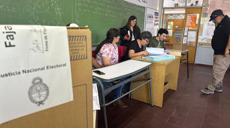 La Junta Electoral habilitó el proceso para que docentes sean autoridades de mesa en las elecciones desdobladas de seis departamentos de Mendoza. La Junta Electoral habilitó el proceso para que docentes sean autoridades de mesa en las elecciones desdobladas de seis departamentos de Mendoza.