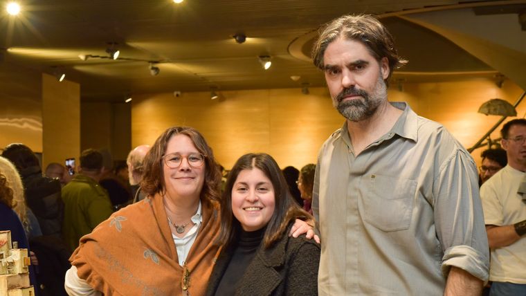 Los artistas Laura Rudman y Fernando Rosas posan junto a la chef Julieta Argento en la inauguración de la muestra.