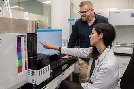 Gabriel Rabinovich y Ada Blidner, director y primera autora del trabajo que investiga el freno a los tumóres para pacientes con cáncer. Foto: CONICET Gabriel Rabinovich y Ada Blidner, director y primera autora del trabajo que investiga el freno a los tumóres para pacientes con cáncer. Foto: CONICET