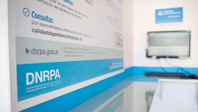 El Registro del Automotor está entregando tarjetas verdes y azules en formato digital Foto: DNRPA