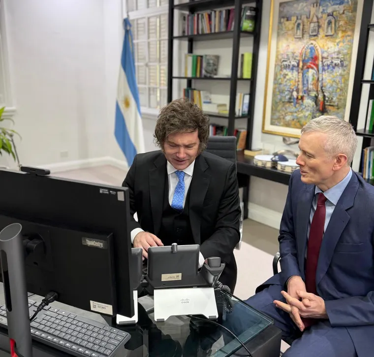 Javier Milei en su llamada con el Primer Ministro de Canadá, Mark Carney.