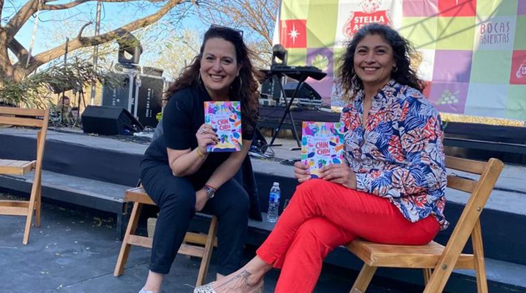 Marce Rienzo y Carmen Pérez, presentando el libro que tenés que leer si querés acercarte al mundo del vino. Foto: Federico Croce/MDZ