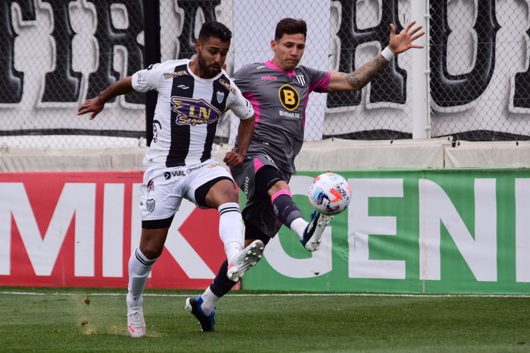 Dos futbolistas disputan la pelota. Foto: Prensa Estudiantes