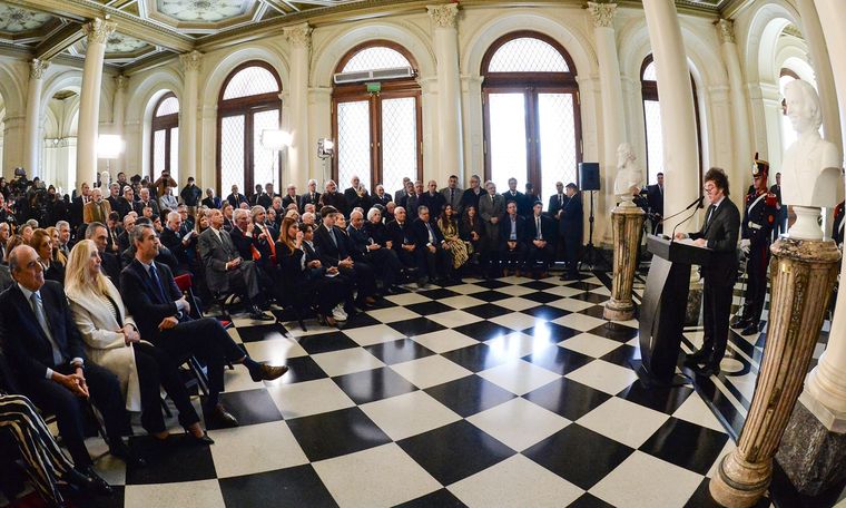 El Gobierno inauguró el busto de Carlos Menem en medio de un evento con emoción y elogios Foto: Presidencia