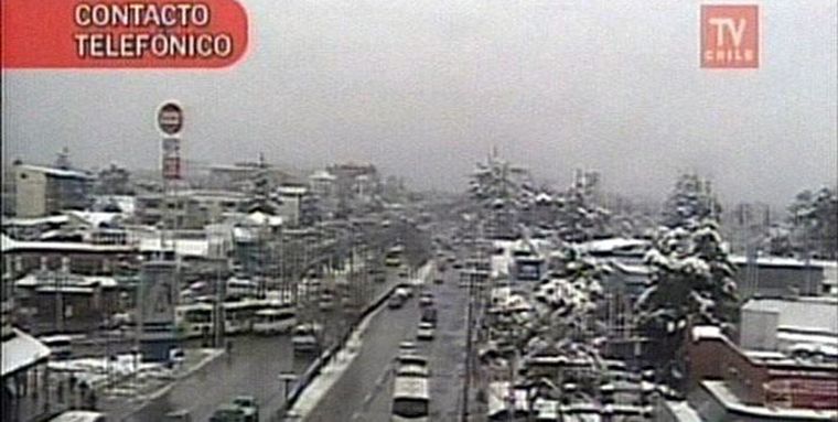 Imágenes de la televisión chilena con la nevada sobre Santiago. Foto: TV