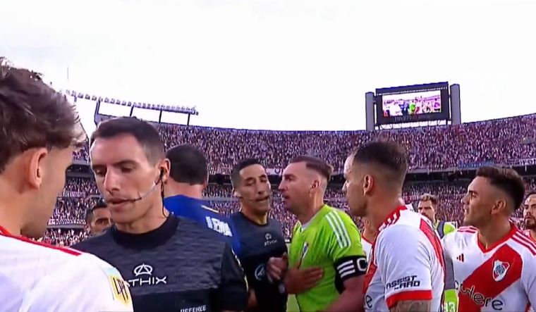 Armani y el cortito a Lema. Foto: Captura