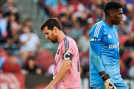 Messi no pudo ante la muralla Johnson, el arquero de Toronto FC que se tapó todo. Messi no pudo ante la muralla Johnson, el arquero de Toronto FC que se tapó todo.