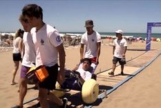 cuidadores de playa: jovenes con discapacidad cuidan a la comunidad