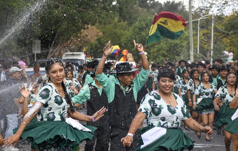 El público participó del desfile con la clásica challa