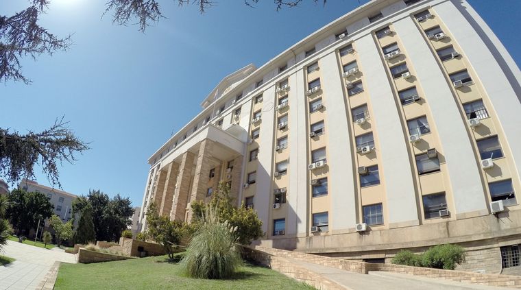 Desde el Gobierno provincial informaron cuándo estará depositado el aguinaldo para los estatales mendocinos. Foto: ALF PONCE MERCADO / MDZ