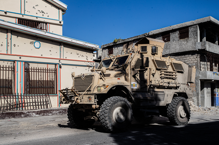 Vehículo armado de la policía patrulla Bas Delmas, en Puerto Príncipe, Haití, el 12 de febrero de 2026.
