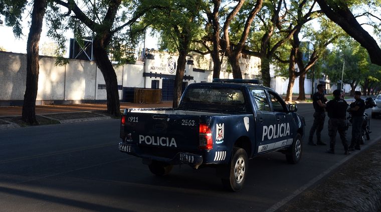 La Policía montó un fuerte operativo en las inmediaciones del estadio Bautista Gargantini. Foto: ALF PONCE / MDZ