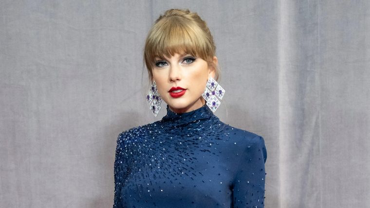 Taylor Swift pasea con su nuevo bolso preferido y lo amamos Foto: Glamour UK
