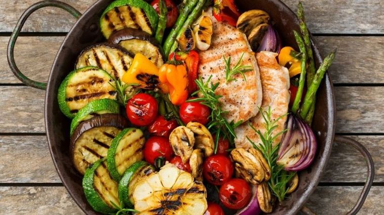 Puedes acompañar estos sabrosos vegetales asados con la carne de tu preferencia Foto: Shutterstock