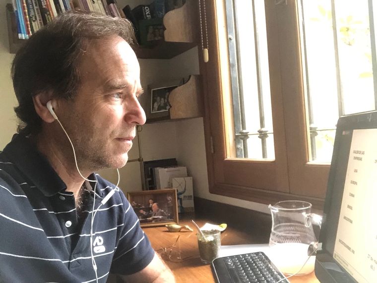 Carlos Aguinaga, participando de una charla en Zoom, hace días.