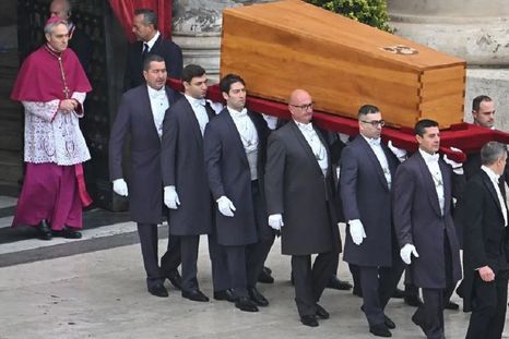 El último funeral tradicional fue el del papa emérito Benedicto XVI, quien murió el 31 de diciembre de 2022. Foto: BBC