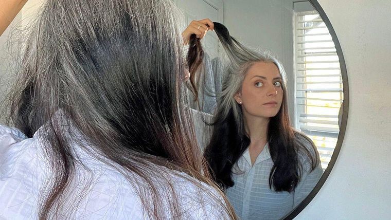 Ashley Sukru dice que tener canas a los 14 años la hizo sentir cohibida, pero ahora comparte su historia para normalizarla. Ashley Sukru dice que tener canas a los 14 años la hizo sentir cohibida, pero ahora comparte su historia para normalizarla.