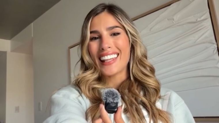 El impactante blanco de sus dientes se convirtió en el blanco de los memes y las comparaciones en las redes sociales. El impactante blanco de sus dientes se convirtió en el blanco de los memes y las comparaciones en las redes sociales.