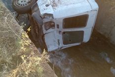 La camioneta Fiorino cayó adentro de un cauce y el conductor resultó ileso Foto: Ministerio de Seguridad de Mendoza