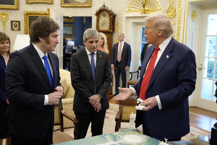 Javier Milei y Luis Caputo recibieron una contundente advertencia de Donald Trump en la Casa Blanca. Javier Milei y Luis Caputo recibieron una contundente advertencia de Donald Trump en la Casa Blanca.
