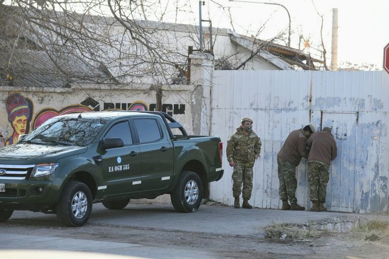 Un galpón abandonado del Ejército se incendió este lunes. Foto: Alf Ponce