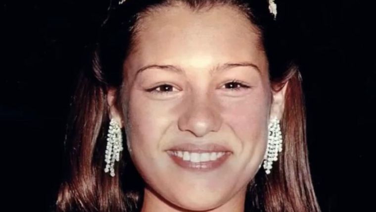 Pampita cuando salió Reina Nacional de los Estudiantes, en el año 1994.