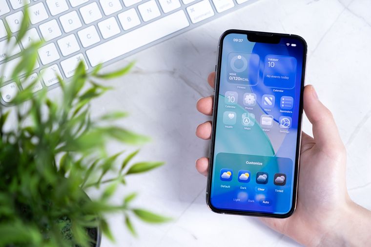 Con Siri y Recordatorios, iOS 26 simplifica la organización diaria en el iPhone. Con Siri y Recordatorios, iOS 26 simplifica la organización diaria en el iPhone.