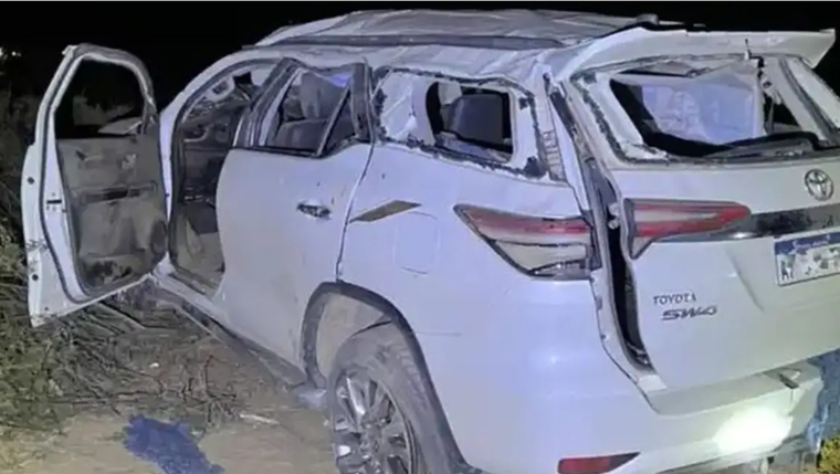 Así quedó el auto tras la persecución y el vuelco.