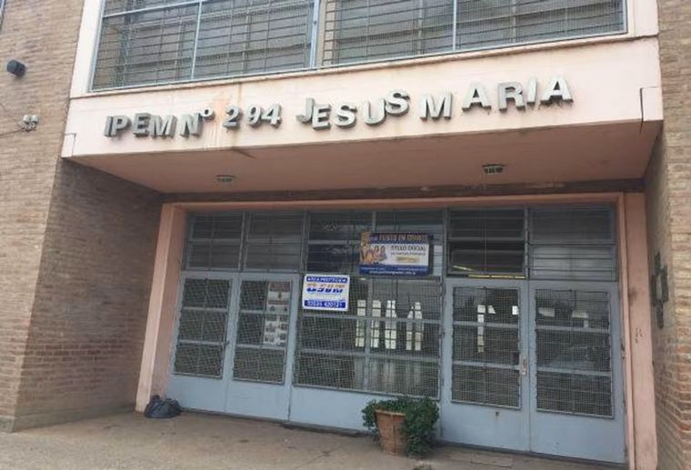 Una  alumna de 15 años del IPEM 294 de Jesús María, falleció en la madrugada de este viernes tras un grave accidente ocurrido dentro de la  escuela la tarde anterior, cuando un arco de fútbol se le cayó encima.
