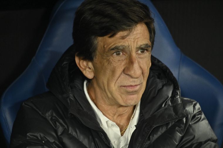 Gustavo Costas quedó muy golpeado tras la eliminación de Racing en la Sudamericana.