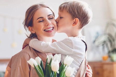 Ser madre hoy implica sostener la vida en medio del ruido. Ser madre hoy implica sostener la vida en medio del ruido.