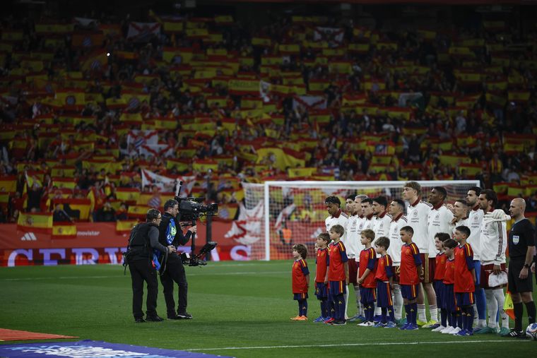 LA RFEF se expone a una fuerte sanción luego de los cánticos racistas en España-Egipto. LA RFEF se expone a una fuerte sanción luego de los cánticos racistas en España-Egipto.