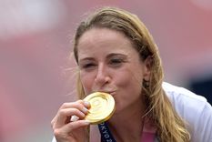 Van Vleuten besa la medalla más preciada Foto: DPA