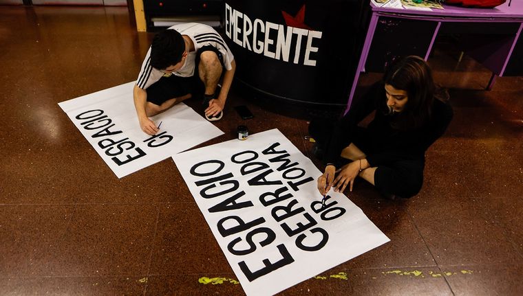 Alumnos preparando carteles para la toma de universidades Foto: EFE