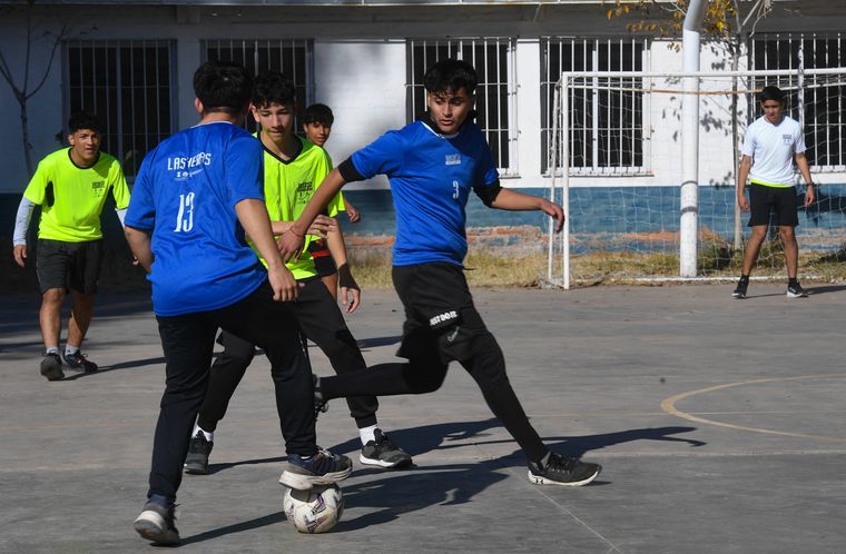 Estudiantes y docentes participan de jornadas cargadas de entusiasmo, donde el compañerismo es protagonista tanto dentro como fuera de la cancha. Estudiantes y docentes participan de jornadas cargadas de entusiasmo, donde el compañerismo es protagonista tanto dentro como fuera de la cancha.