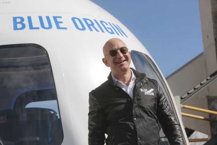 Jeff Bezos irá al espacio con su hermano y un hombre que pagó casi 30 millones de dólares