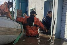 Los efectivos entraban casa por casa en búsqueda de las personas atrapadas por el agua Foto: Imagen Ilustrativa / Ministerio de Seguridad