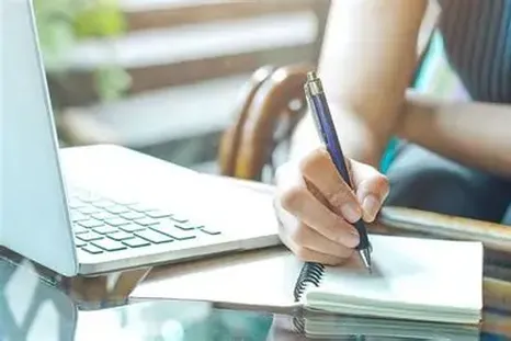 En momentos de duelo, crisis, transición vital o saturación emocional, la escritura se vuelve un refugio. En momentos de duelo, crisis, transición vital o saturación emocional, la escritura se vuelve un refugio.