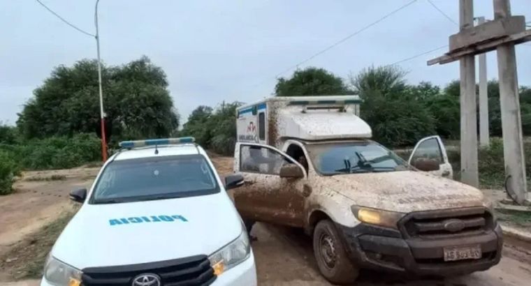 El vehículo se había quedado estancado debido a las malas condiciones climáticas Foto: TLS Diario
