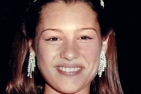 Pampita cuando salió Reina Nacional de los Estudiantes, en el año 1994. Pampita cuando salió Reina Nacional de los Estudiantes, en el año 1994.