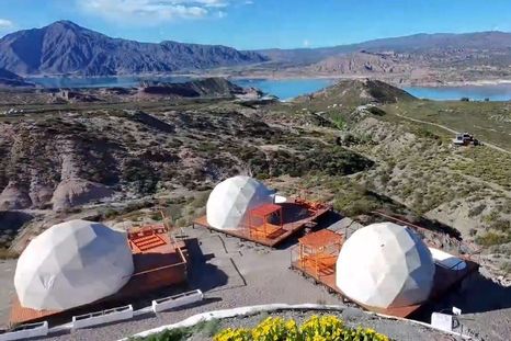 Zoen Camps, un exclusivo complejo turístico en la costa norte del lago Potrerillos. Zoen Camps, un exclusivo complejo turístico en la costa norte del lago Potrerillos.