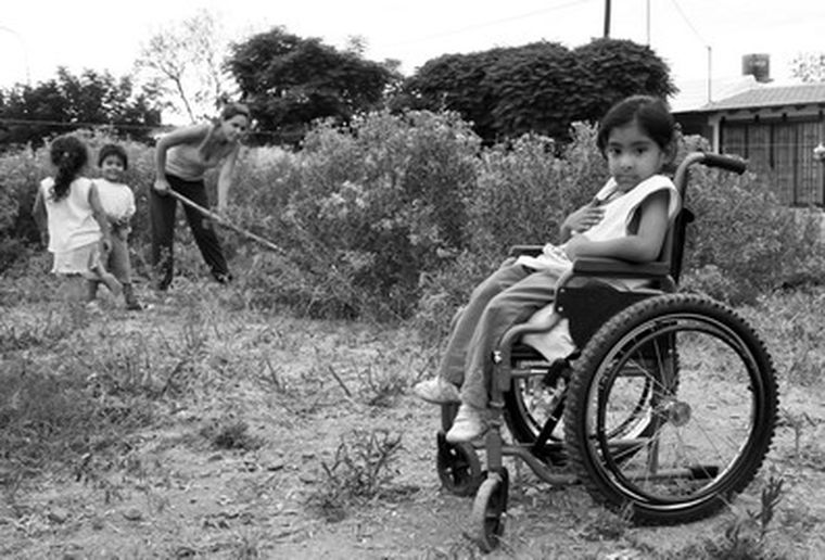 Esta niña en silla de ruedas acompañaba a sus padres, quienes loteaban el terreno. Foto: Gerardo Gómez /MDZ