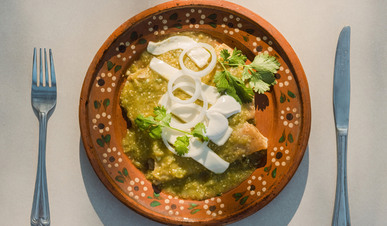 La receta de enchiladas verdes varía según la región y el tipo de chile utilizado. La receta de enchiladas verdes varía según la región y el tipo de chile utilizado.