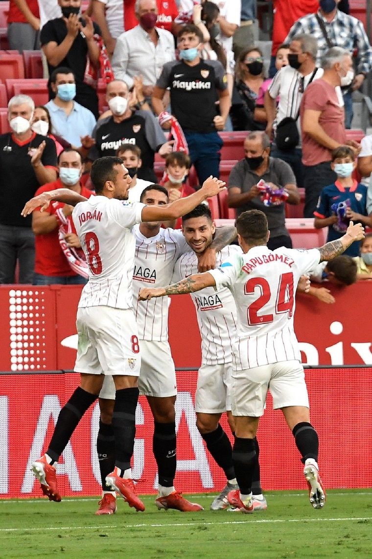 Todos abrazan a Montiel luego del segundo gol del Sevilla. Foto: @elchiringuitotv