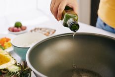 El aceite de cocina puede ser reutilizado de diversas maneras. Foto: Shutterstock