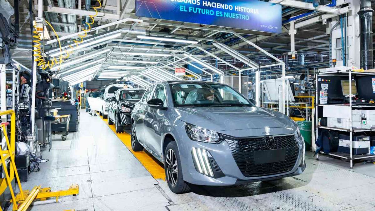 Stellantis frena la producción de Peugeot en la planta de Palomar por caída de ventas